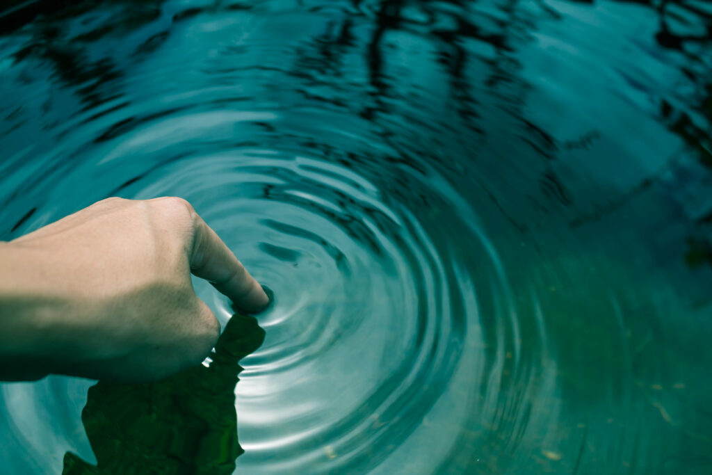 Eine kleine Berührung kann alles verändern, Wie hier ein Stups auf eine Wasseroberfläche